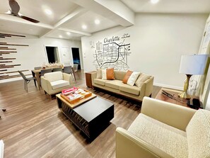 TV, offices - Quaint Abode|CLT Airport|Panthers|Dogs Yes| Fenced (Charlotte)