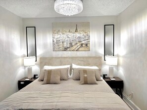 2 soverom, strykejern/-brett, reiseseng for barn og wi-fi (inkludert)