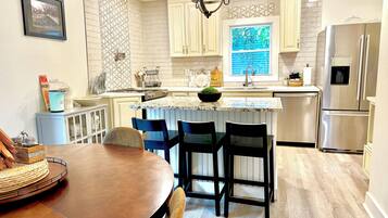 Køleskab, mikrobølgeovn, ovn, kogeplade