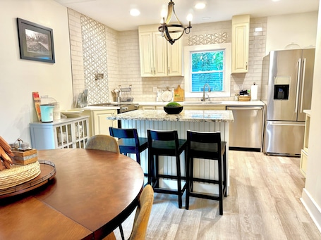 Fridge, microwave, oven, stovetop. Downtown, Bank of America, Spectrum Arena, Bojangles, Charlotte Convention Center all within 6-10 minutes