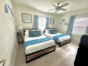 2 habitaciones, tabla de planchar con plancha y cuna de viaje