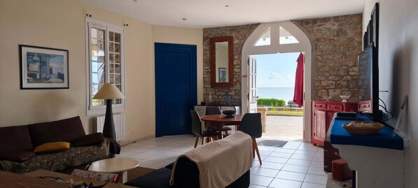 Smart-TV, Tischfußball, Bücher