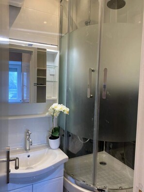 Douche, sèche-cheveux, serviettes fournies, savon