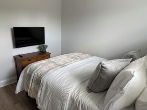 3 bedrooms, iron/ironing board, bed sheets