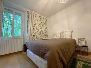 4 bedrooms, iron/ironing board, free WiFi, bed sheets