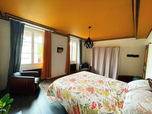 4 bedrooms, iron/ironing board, WiFi, bed sheets - House Gite 9pers + access Château de la Tourlandry ( Park & wellness area) (Chemillé-en-Anjou)