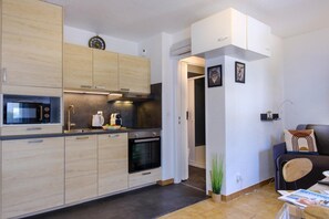 ثلاجة، ميكروويف، فرن، غسالة أطباق