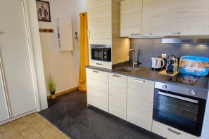 Kühlschrank, Mikrowelle, Ofen, Geschirrspüler