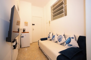 Apartamento | Zona de estar | Una televisión