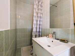 Shower, towels