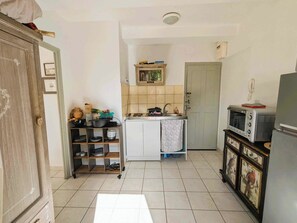 Kühlschrank, Mikrowelle, Ofen, Wasserkocher mit Kaffee-/Teezubehör