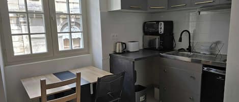 Fridge, microwave, oven, coffee/tea maker