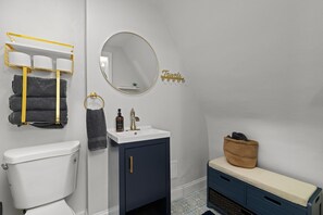 Douche, sèche-cheveux, serviettes fournies, savon