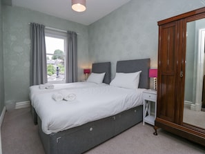 2 bedrooms, individually decorated, individually furnished, free WiFi - 14 Castle Garth (Kendal)