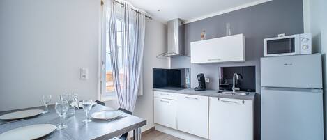 Fridge, microwave, dishwasher, coffee/tea maker