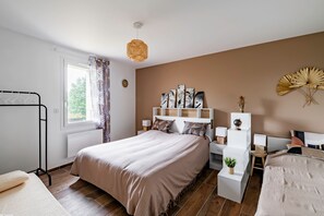 4 bedrooms, iron/ironing board, free WiFi, bed sheets