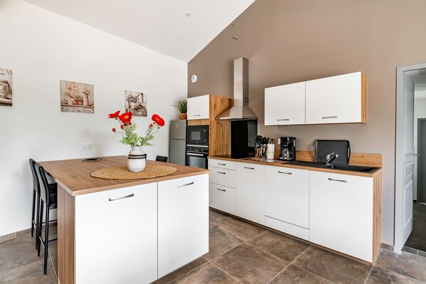 Fridge, microwave, oven, dishwasher