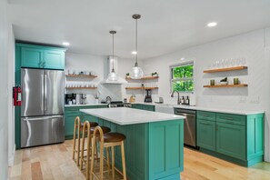 Réfrigérateur, four à micro-ondes, un four, surface de cuisson
