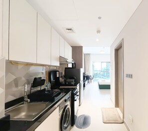 Frigorífico, microondas, cafetera o tetera y mesa de comedor