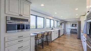 KylskÄp, mikrovÄgsugn, ugn och spishÀll