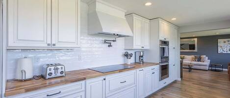 Kylskåp, mikrovågsugn, ugn och spishäll