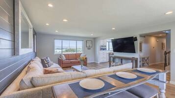 Tv, eldstad och kontor