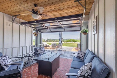 Sweeping Views for 26 with Fire Pit & Gym