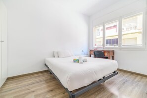4 bedrooms, iron/ironing board, WiFi, bed sheets - Cozy Apartment Sagrada Familia (Barcelona)