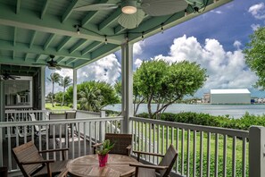Outdoor dining - Florida Keys Paradise Getaway | Private Beach Club Access | Spectacular Sunsets (Duck Key)
