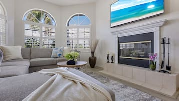 TV, caminetto, tavolo da calcetto, tavolo da ping pong