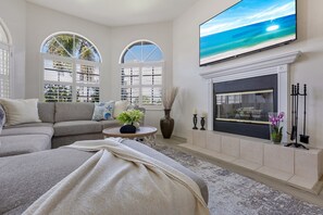 Televisión, chimenea, futbolito, mesa de ping pong