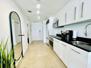 Jääkaappi, mikroaaltouuni, uuni, liesi