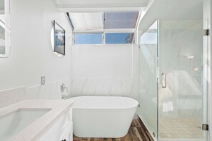 House, Multiple Beds, Patio, Garden View (1519-2 La Puente) | Bathroom - Bright & Spacious Stay Near LA Top Attractions (La Puente)