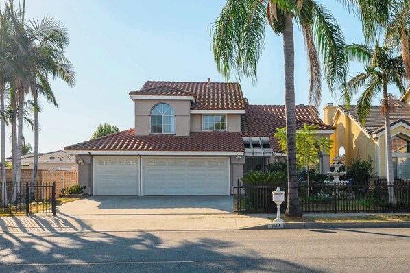 Exterior - Bright & Spacious Stay Near LA Top Attractions (La Puente)