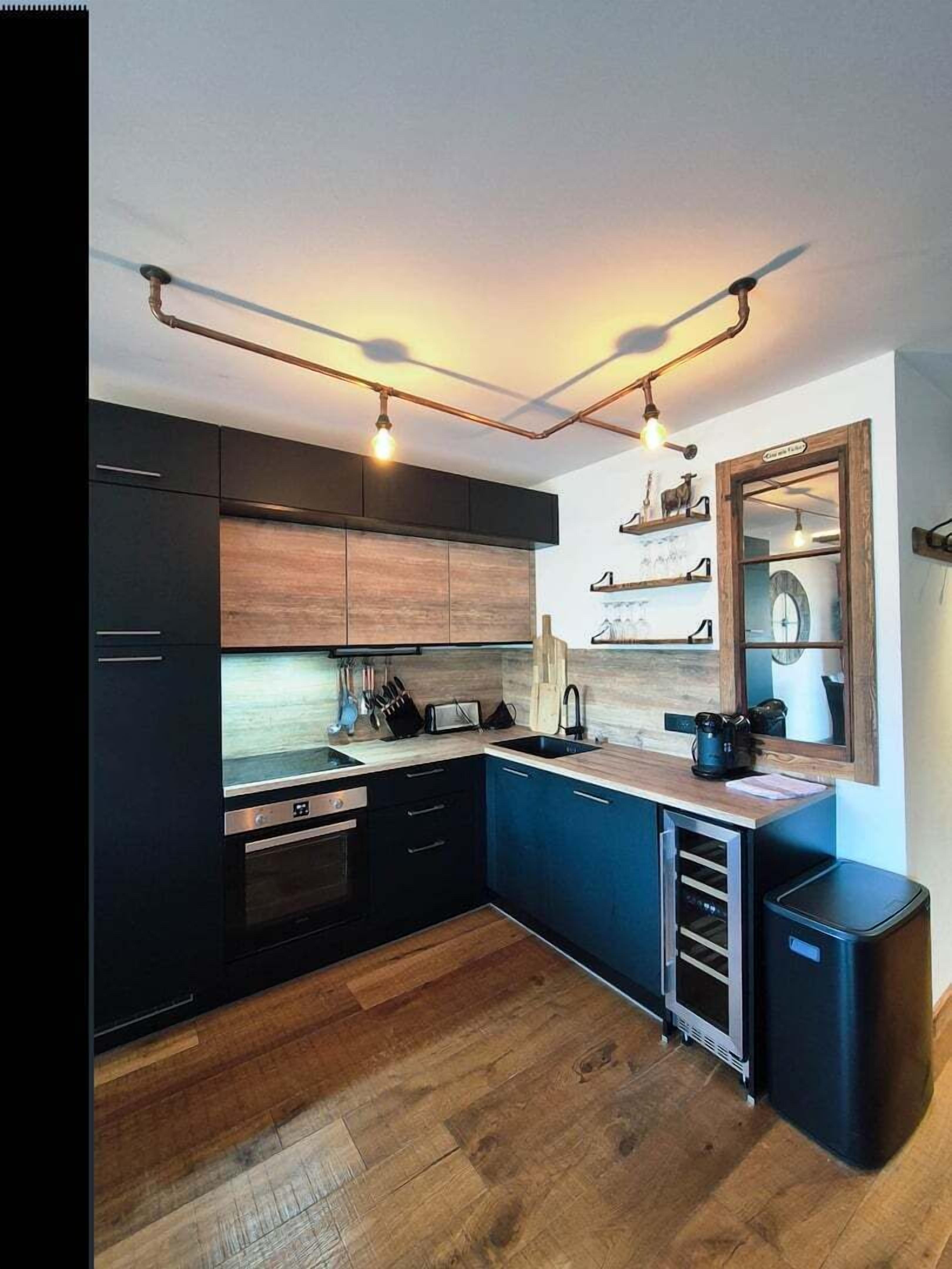 Réfrigérateur, four, lave-vaisselle, cafetière/bouilloire