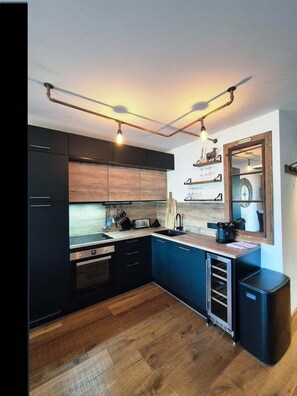 Réfrigérateur, four, lave-vaisselle, cafetière/bouilloire