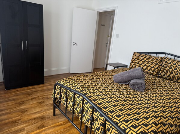 Apartment - 2 Bed Flat - Sleeps 4 - Parking - Wifi (London)