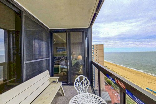 Beachfront Retreat w/Unparalleled Views, Balcony, W/D, Shared Pools, Gym, WiFi