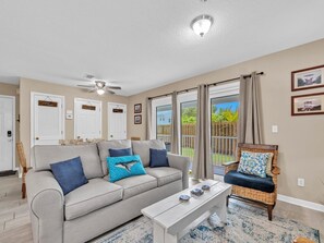 Lejlighed - 1 kingsize-seng med sovesofa (Beachside Villas 1211) | Opholdsområde | Tv
