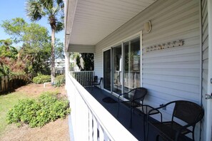 Apartamento, 1 cama de matrimonio grande con sofá cama (Beachside Villas 1211) | Terraza o patio