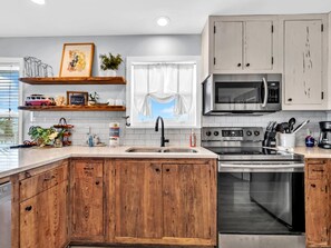 Condo, Multiple Beds (Beachside Villas 1131) | Private kitchen