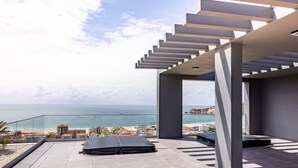A balcony with a view of the sea, a pergola, and a mattress on the floor. - Sunset Nazaré Apartment - BY SCH (Nazaré)