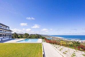 A modern hotel with a swimming pool, a view of the sea, and a landscaped garden. - Ocean Sunset Nazaré - BY SCH (Nazaré)