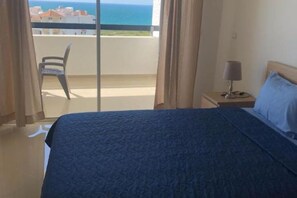 1 dormitorio, tabla de planchar con plancha, ropa de cama