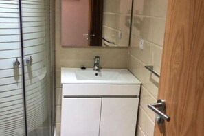 Ducha, toallas y papel higiénico