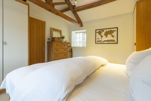 2 dormitorios, decoración individual, mobiliario individual