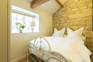 2 عدّة غرف نوم وبديكورات فريدة لكل غرفة وطراز فريد لكل وحدة