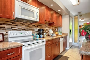 Appart'hôtel (4 Bedrooms) | Cuisine privée | Micro-ondes, four, lave-vaisselle, cafetière/bouilloire