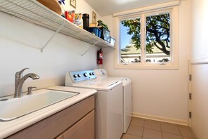 Condo (4 Bedrooms) | Laundry room