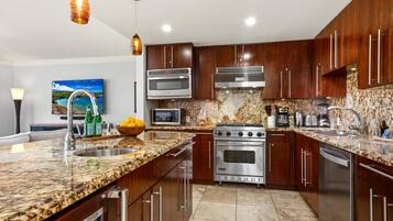 Condo (Multiple Bedrooms) | Cocina privada | Microondas, horno, lavavajillas y cafetera y tetera